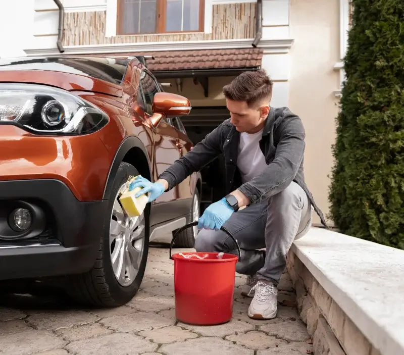 Lavage auto à domicile Robert-Espagne : professionnel intervenant sur un véhicule